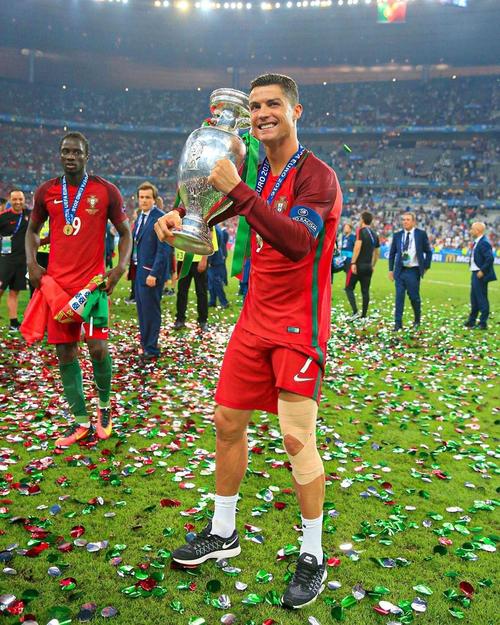 萨顿批萨拉赫：状态大幅下滑该接受替补，还自视甚高令人尴尬（萨顿指责萨拉赫：状态下滑应坐替补，自负姿态令人尴尬）