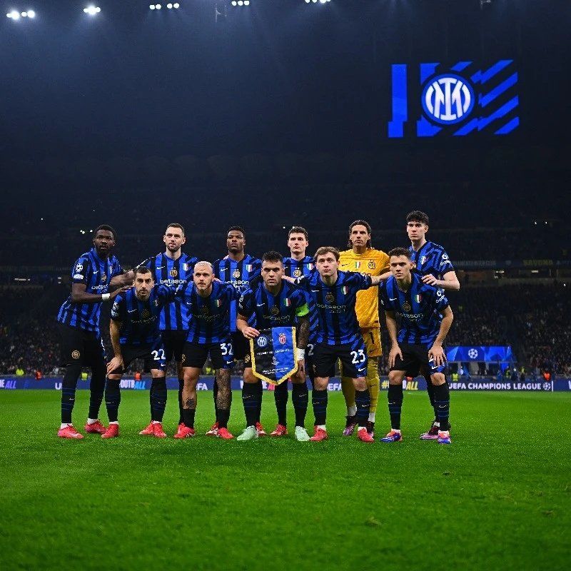 梦幻联动！T1四人组造访拜仁主场，领取印有自己名字的拜仁队服（跨界联动！T1四人组做客拜仁主场，获赠印名拜仁球衣）