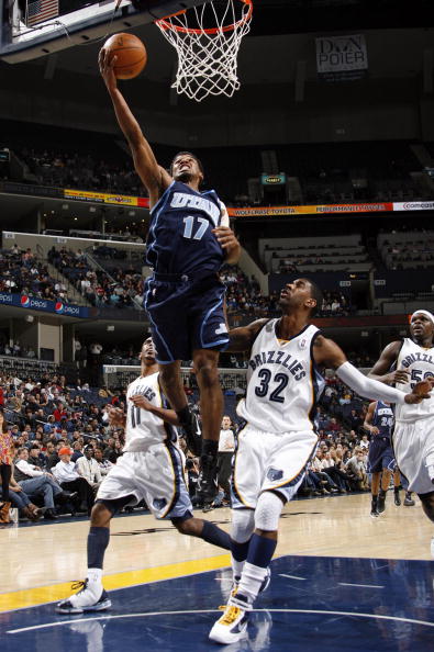 布莱顿老板被其公司一名前雇员指控，运营6亿镑秘密赌球集团（前雇员与其前公司就博彩相关说法引发争议）