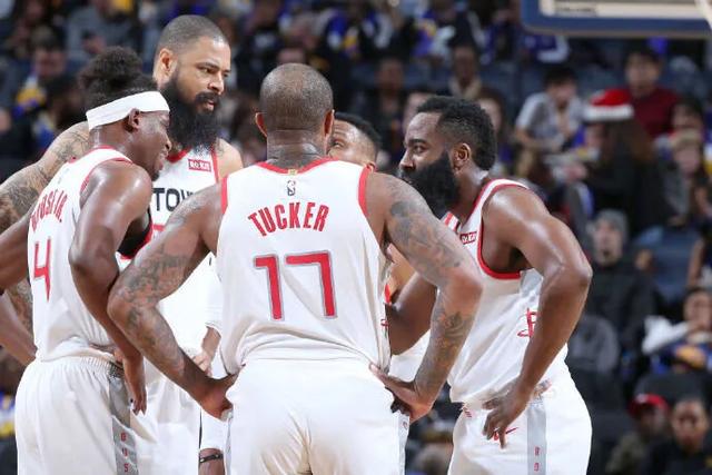 球队集体围着他庆祝太治愈（全队围着他庆祝，暖心又治愈）